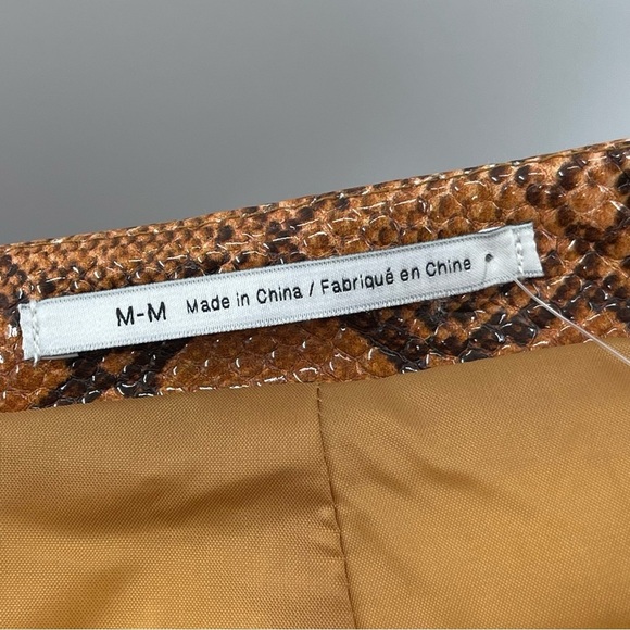 NWT URBAN OUTFITTERS Bobbi Snake Print Notched Mini
Skirt Size Medium - Picture 12 of 16